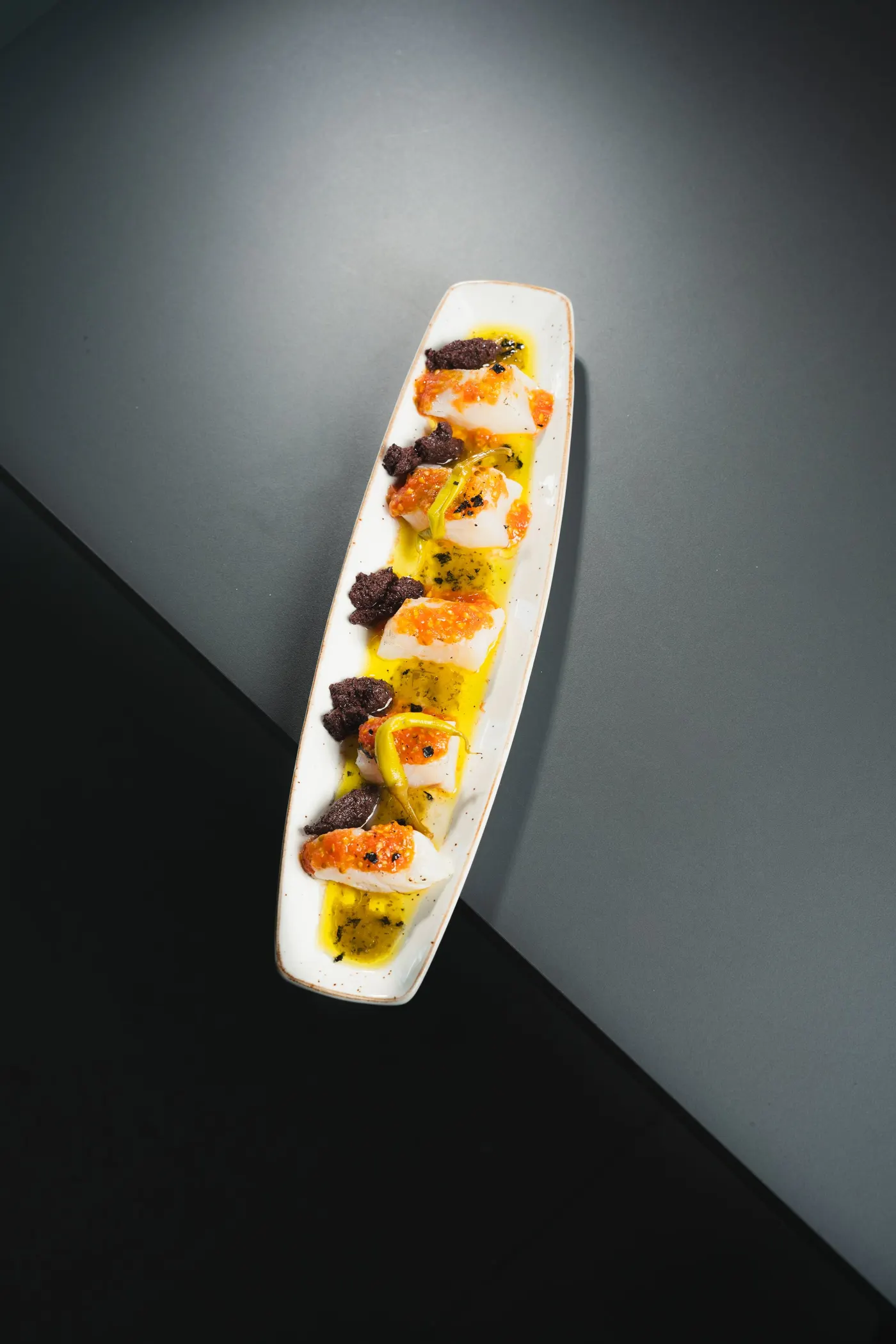 Taquets atemperats de llom de bacallà amb polpa de tomàquet i coulis de piparres vermelles